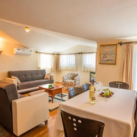 Apartamento Lovely Flat With Shared Pool And Balcony In *